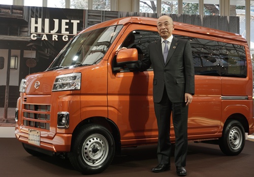 ダイハツの奥平総一郎社長は軽商用車の発表会で「顧客に寄り添い続ける」と意気込みを示した（20日、東京・港）