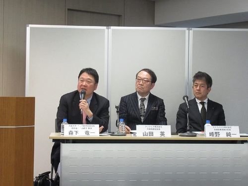 記者会見する大阪大学の森下竜一教授(左)ら