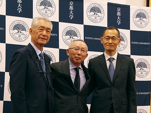 会見した京都大学の本庶佑氏（左）、ファーストリテイリングの柳井正氏（中）、京都大学の山中伸弥氏