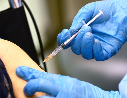 現在のコロナワクチンは筋肉注射で投与するが、経鼻ワクチンなら、注射器も打ち手も必要なくなる