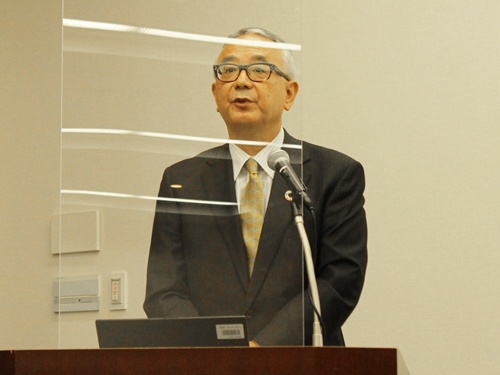 説明会で話す手代木功・塩野義製薬社長