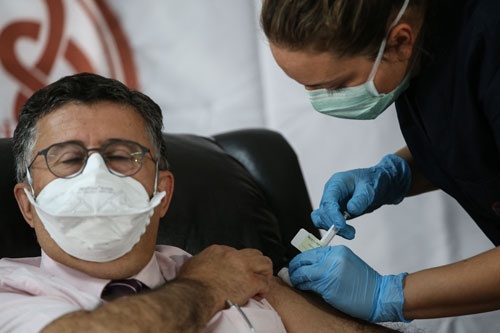 トルコ・アンカラでの第3相試験。医療従事者が注射している（写真：Abaca/アフロ）