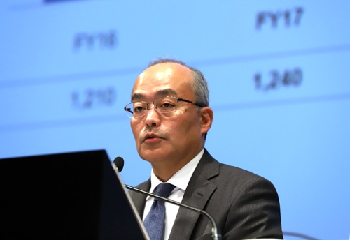 4月1日付で社長兼COO(最高執行責任者)になる十時裕樹副社長兼CFO(最高財務責任者)(写真=つのだよしお/アフロ)