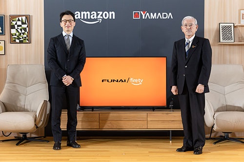 スマートテレビの販売を発表したアマゾンジャパンのジャスパー・チャン社長（左）とヤマダHDの山田昇会長兼社長（写真：吉成大輔、以下同）
