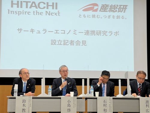 日立製作所の小島啓二社長兼CEO(左から2人目)は「日本からの標準化、ルール形成を目指す」と語る
