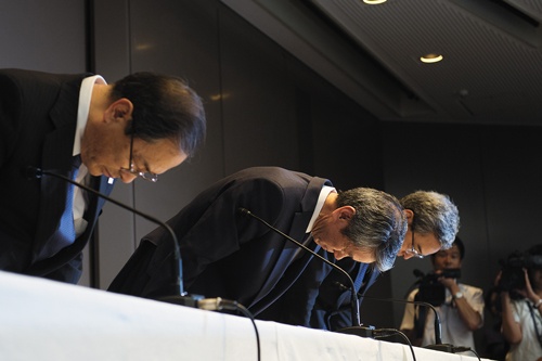 2015年の不正会計問題を受け、田中久雄社長（当時、写真中央）ら歴代3社長は引責辞任したが……。（写真：アフロ）