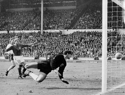 1966年のサッカーW杯決勝でイングランドのハーストのシュートはクロスバー下部を直撃し、ほぼ真下に落下。ゴール判定となりイングランドを優勝に導いたが、いまだにそのジャッジが正しかったのかは論争の種になっている（写真：L'EQUIPE/アフロ）