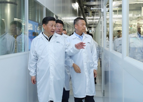 武漢の半導体工場を視察する中国の習近平国家主席（写真＝Sipa USA/amanaimages）