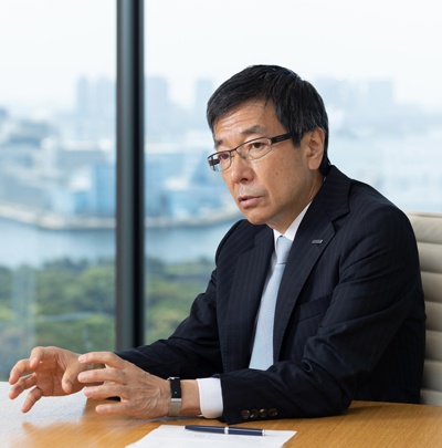 パナソニックコネクトの樋口泰行社長兼CEO。ダイエーや日本マイクロソフト社長を経て2017年、約25年ぶりにパナソニックに戻った(写真=的野 弘路)