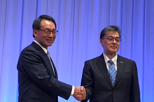 津賀(左)が社長人事の発表を早めたのは、次期社長となる楠見にブルーヨンダーの買収の是非を判断させるためだった