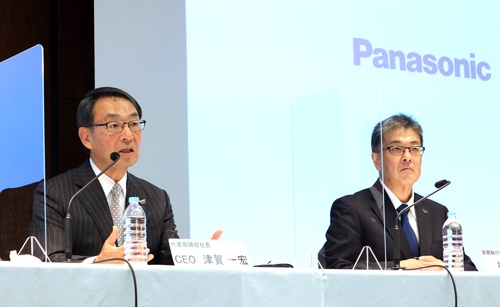 経営方針説明会で持ち株会社制移行の狙いを語ったパナソニックの津賀一宏社長（左）。21年6月に社長に就任する楠見雄規常務執行役員も登壇した（写真：つのだよしお/アフロ）