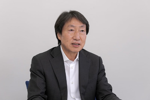 駿河台学園専務理事の山畔清明氏(写真:小林 淳)