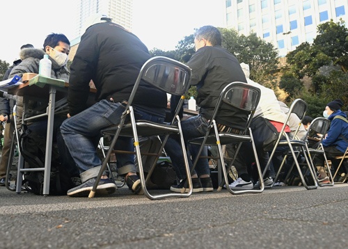 2020年の年末、東京・池袋で非正規労働者の支援団体が開いた生活や住まいに関する相談会(写真:共同通信)