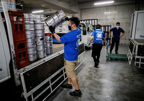 飲食店での酒類提供の再開に備える卸売店(写真:ロイター/アフロ)