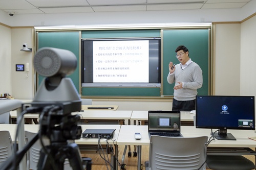 生徒に向けて教師がオンライン授業（写真：新華社/アフロ）