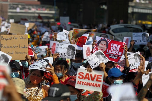 国軍のクーデターを批判し、拘束されているアウン・サン・スー・チー国家顧問の解放を求めて抗議するヤンゴン市民。（写真：AP／アフロ）