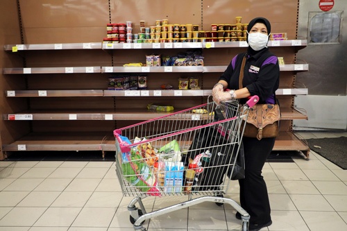 マレーシア政府は18日から全土を封鎖すると発表した。パニックのような買い占めは起きていないようだが、一部の小売店では品不足が顕在化している(写真:ロイター/アフロ)