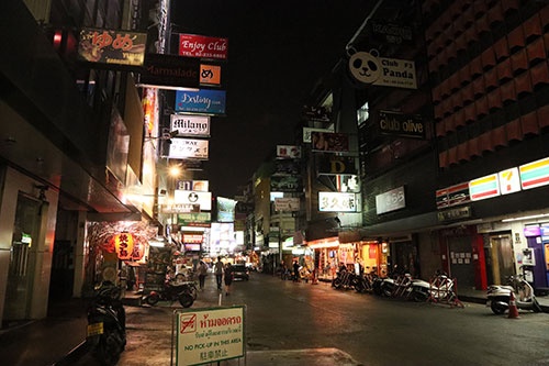 カラオケ店の営業が停止した夜のバンコク日本人街「タニヤ通り」。客引きの姿も消えた