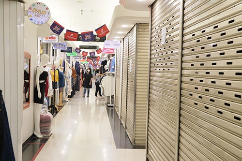 衣料品の専門店が並ぶ「プラチナム・ファッション・モール」の4階フロア。シャッターを閉じている店舗が多い