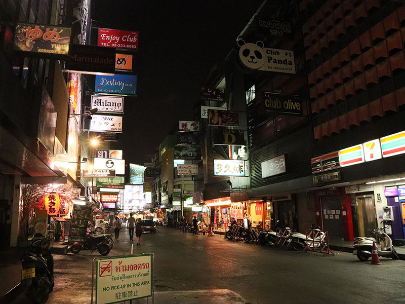 バンコク、明かりの消えた歓楽街、追い詰められる零細業者