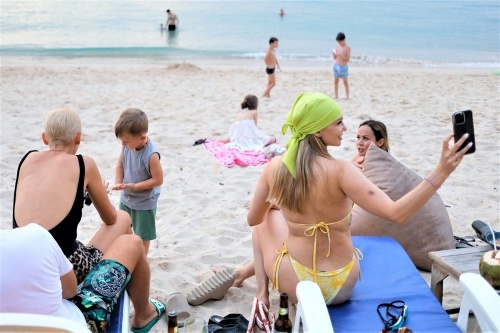 白い砂浜が広がるプーケットのビーチでくつろぐロシア人観光客（写真：ロイター）