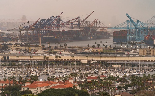 欧米の主要港にコンテナが滞留したことで、アジアをはじめ世界がコンテナ不足に悩まされることになった（写真は米ロサンゼルス港、写真：AP／アフロ）