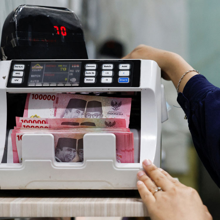 インドネシアで歴史的通貨安　ばらまきや縁故主義に中東危機が駄目押し
