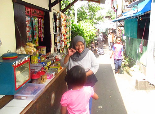 インドネシアの首都ジャカルタの住宅街にある小規模な店舗ワルン