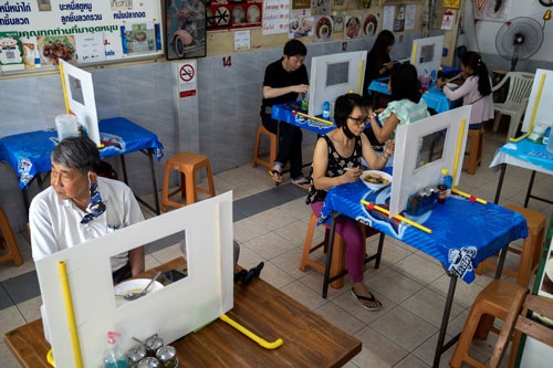 5月3日、タイでは感染防止策を取ることを条件に、一部飲食店などの営業が再開された。政府は感染者数の推移を見ながら順次封鎖を緩和していく方針を示す（写真</span>：ロイター/アフロ）