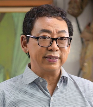 <span class="fontBold">アウン・ミョウ・ミン氏</span><br />1988年、ヤンゴン大学在籍中に民主化運動に参画。国軍による弾圧を受けて少数民族の影響下にある地域に逃れる。全ビルマ学生民主戦線 (ABSDF) に加わって抵抗運動を続け、92年、米国に渡りコロンビア大学を卒業。2012年に帰国しミャンマーの人権教育に取り組む。21年2月のクーデター後、民主派勢力によって設立された挙国一致政府(NUG)の人権担当大臣に就任。