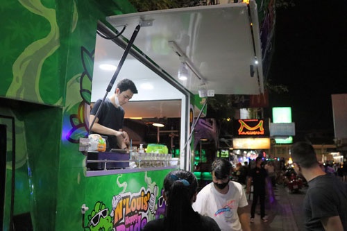 バンコクのカオサンロードに毎晩やってくる大麻の移動販売車