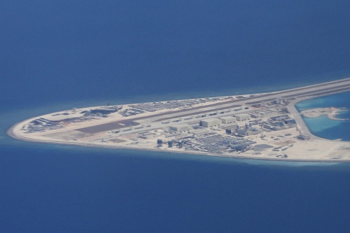 南沙諸島で中国が開発を進める人工島。中国は4月、南シナ海に行政区を設置した。防空識別圏を設定するとの見方も強まっている（写真：AP／アフロ）