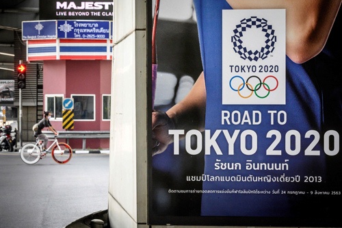 タイの首都バンコクの街角で2020年5月に撮影された東京五輪のポスター。現在、こうしたポスターを見かけることはほとんどない(写真:AFP/アフロ)