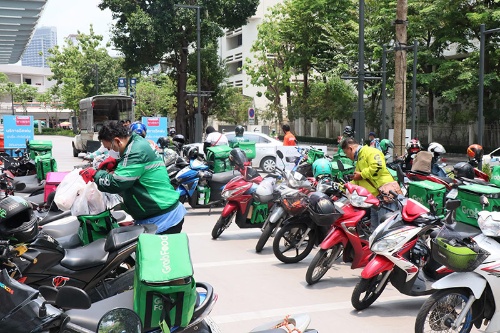 タイのショッピングモール前に並ぶフードデリバリーのバイク。黄色いジャケットを着ているのがゴジェックのドライバー。