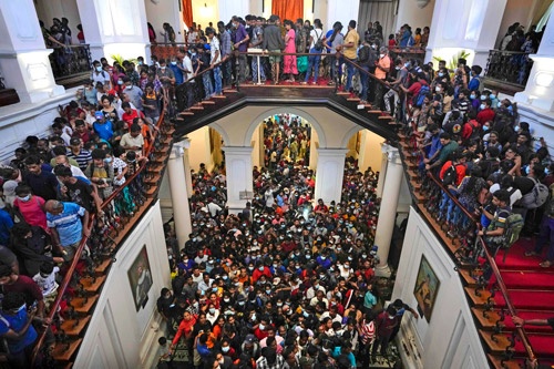 群衆によって占拠されたスリランカの大統領公邸（7月、写真：AP／アフロ）