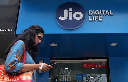 インド大手財閥リライアンス・インダストリーズ傘下の通信会社ジオ・プラットフォームズは、インドの厳しい価格競争を制して事業を急拡大させた。世界第2位の人口を抱える巨大市場での成長を見越して、同社には米国デジタル関連企業の投資が殺到している(写真:ロイター/アフロ)