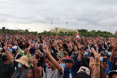 集会参加者は3本の指を掲げて独裁への抵抗や抗議を示す。米国の人気映画が由来となっている。