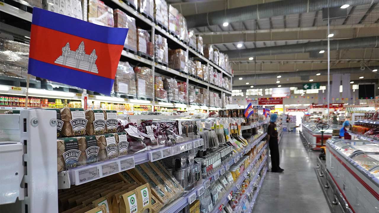 タイ・カンボジア、国境封鎖で物流費2倍に セブンで不買運動も：日経