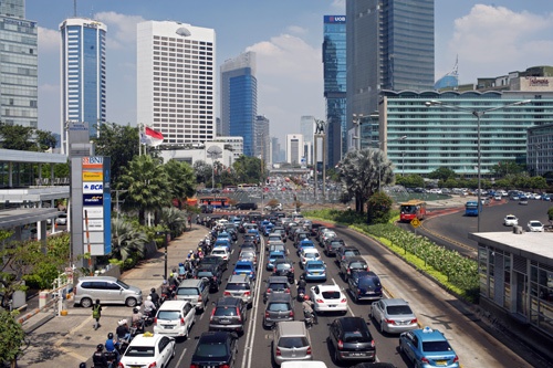 現代自動車はインドネシアで電池からEVまで手掛ける計画だ。写真はジャカルタ市内(写真:アフロ)