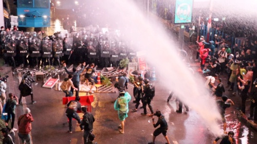 10月16日夜、警察はバンコク都心で開かれた反体制集会の強制排除に乗り出した
