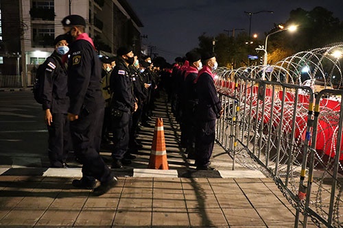 21日夜、首相府にいたる道路でデモ隊を待ち受ける警察