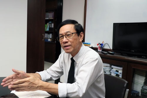 ビブーンポン・プーンプラシット・タマサート大学准教授。タイのアメリカ教育協会顧問も務める。タマサート大学法学部を卒業後、米国の南カリフォルニア大学で修士号、米クレアモント大学院大学で博士号を取得。タイのメディアへの出演も多い。