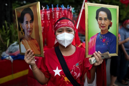 ヤンゴンでスー・チー氏の肖像を掲げる国民民主連盟(NLD)の支持者(写真:ロイター/アフロ)