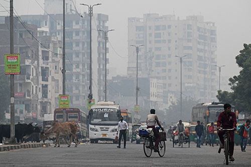 スモッグが立ち込めるインドの首都ニューデリー(写真:AFP/アフロ)