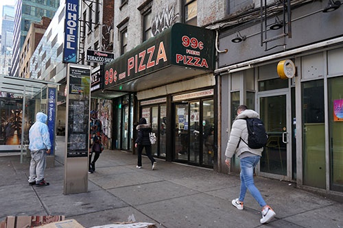 米ニューヨーク市マンハッタンにある格安ピザ店は低所得層の「命綱」だが、値上げの危機に直面している