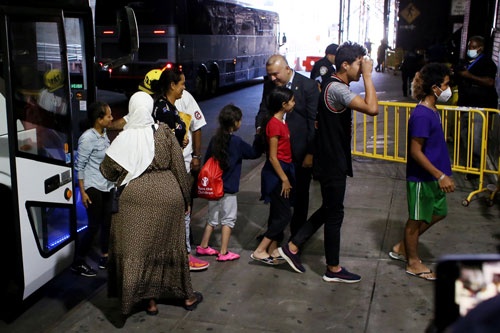 ニューヨーク市マンハッタンの中心部にあるポートオーソリティー・バス・ターミナルには連日、テキサスやアリゾナからたくさんの移民が乗った大型バスが到着する（写真＝VIEW press／Getty Images）