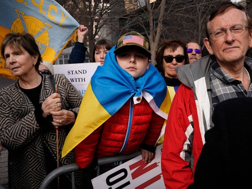 ウクライナ情勢緊迫を受け2月17日、米ニューヨークの国連前でウクライナを支持するデモが実施された（写真：AFP／アフロ）