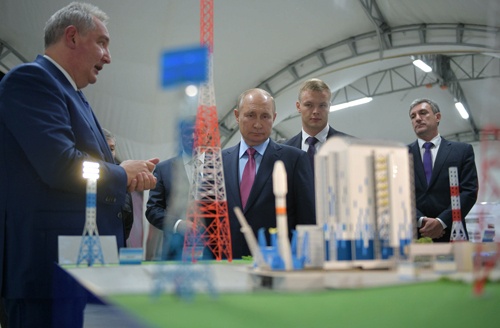2021年9月に宇宙基地を訪問し、ロシアの国営宇宙開発会社ロスコスモスのロゴージン社長の話に耳を傾けるプーチン大統領（写真：ロイター/アフロ）