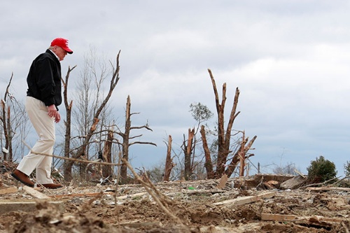 3月6日、テネシー州の竜巻の被災地を訪問したトランプ大統領（写真：ロイター/アフロ）
