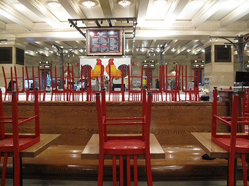グランドセントラル駅の地下にあるフードコート。デブラシオ市長が15日、公立学校の閉鎖と、レストランやカフェ、バーの店内飲食の禁止を発表していた。デリバリーとテイクアウトは許可されているとはいえ、閉鎖する店舗も多い